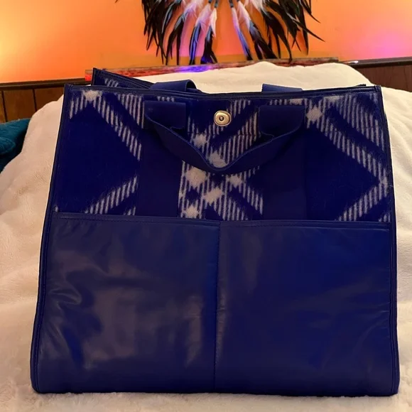 BURBERRY TOTE WITH COA (1650 RETAIL) - Picture 3 of 13